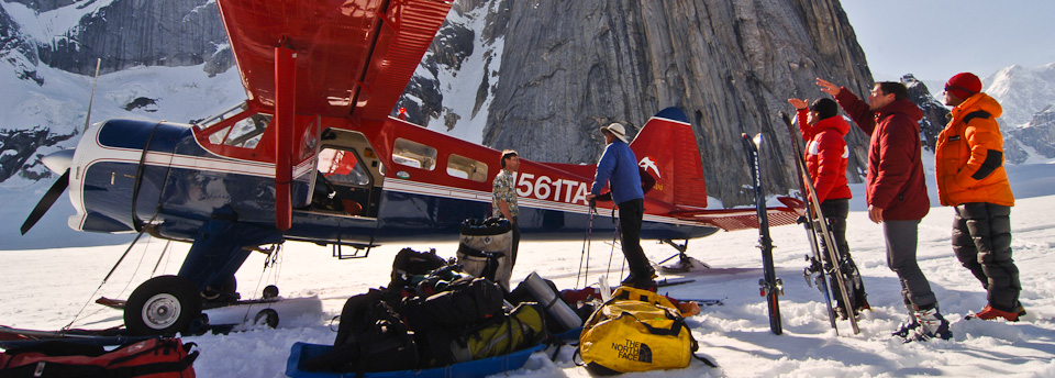 L'equipe d'alpinistes s'appretant à embarquer sur un glacier à Ruth Gorge en Alaska