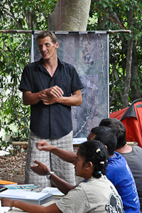 Briefing par Evrard lors l'expédition scientifique dans le Makay
