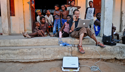 Emeric Mourot en communication satellite (téléphone et internet) dans le Makay à Madagascar