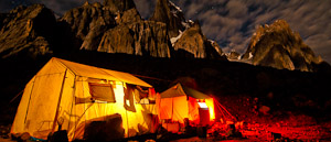 Camp de base de nuit au pied des Tours de Trango, vue sur Uli Biaho, Karakoram, Pakistan
